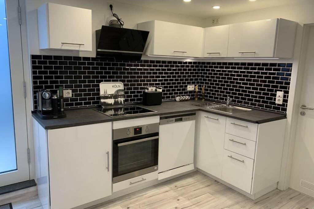 Modern Business Apartment: Central Bonn with Parking Exterior photo
